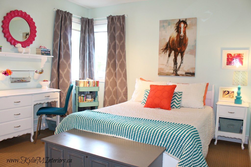 young girls tween bedroom decorating ideas using icy moon drops by benjamin moore light blue and cil duo paint